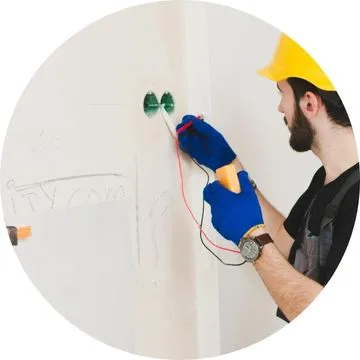 Homem tentando consertar instalação elétrica em São Paulo SP sem segurança, ilustrando riscos de choque elétrico. Homem tentando consertar instalação elétrica em São Paulo SP sem segurança, ilustrando riscos de choque elétrico.